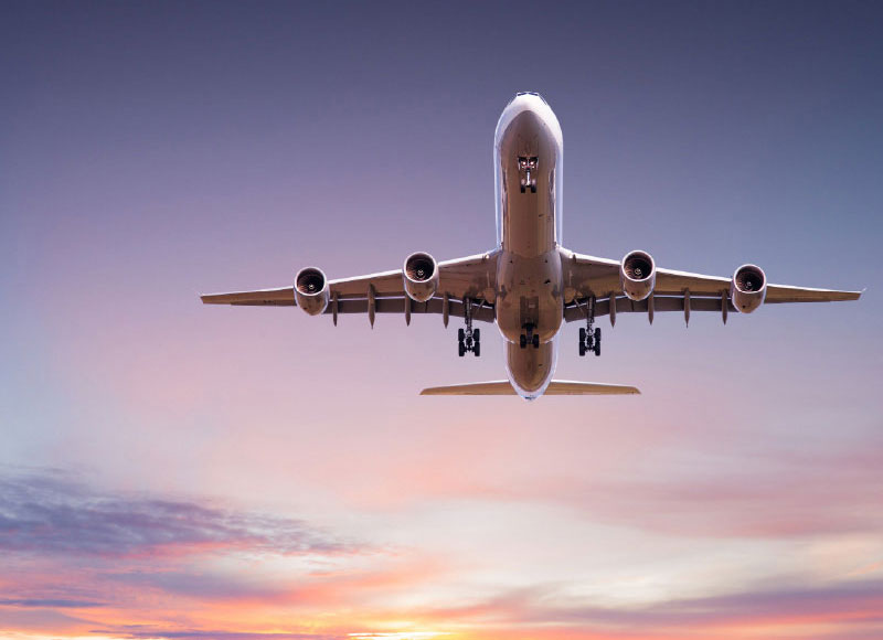 sous un avion dans le ciel 