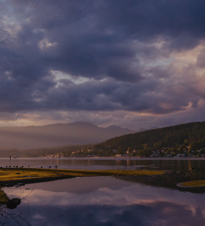 scène naturelle - lac et chaîne de montagnes